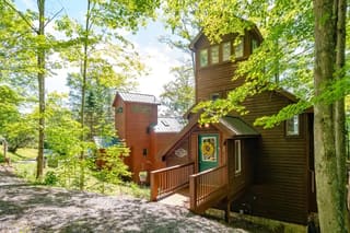 Trail Magic Chalet from driveway